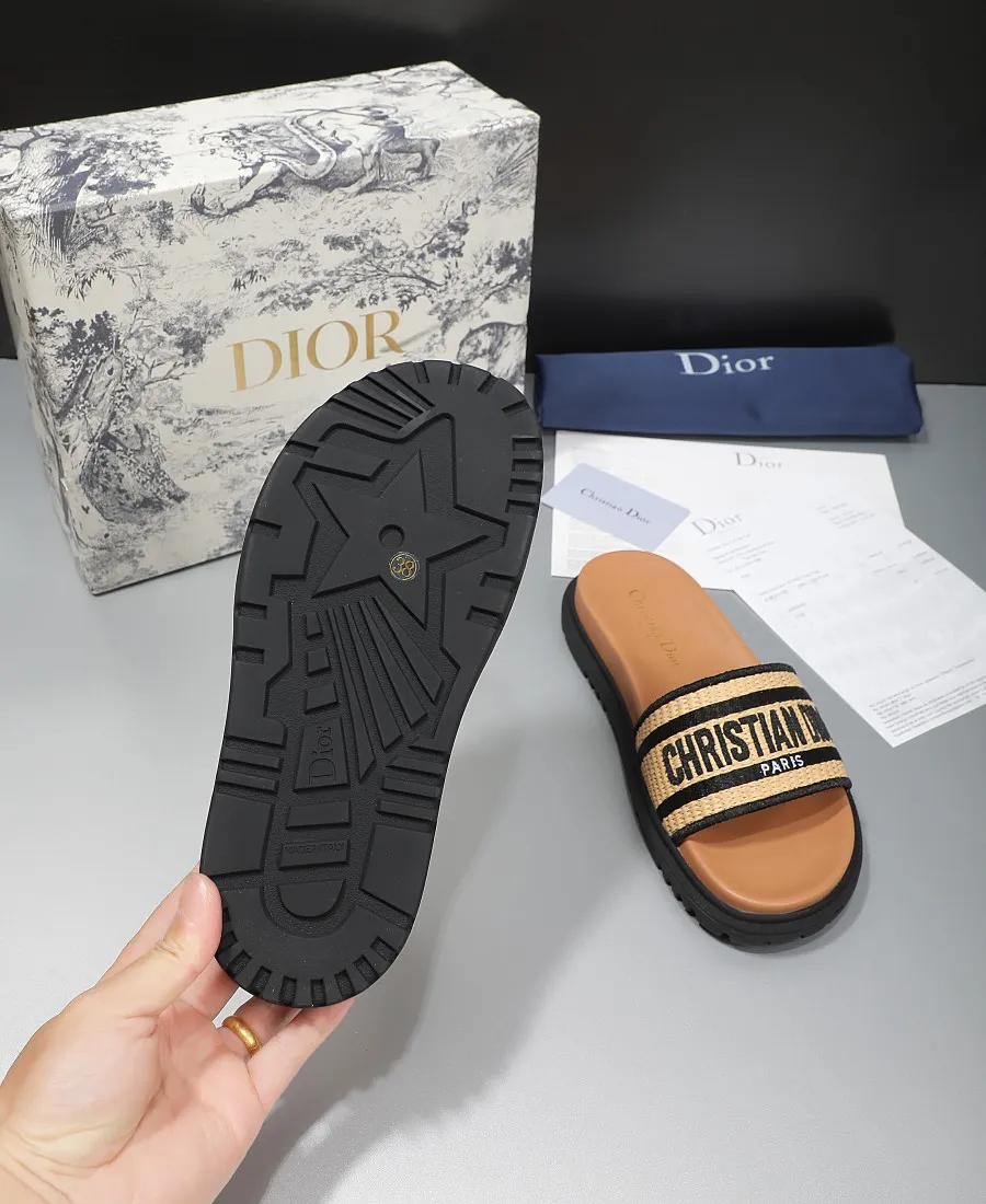💕💕Factory direct selling price p360💕💕 Dior flat slippers, straw sugar upper with electric embroidery weaving, embroidered letters, and sheepskin lining. TPU outsole, code number: 35-42